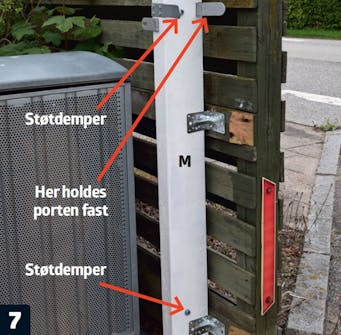 Skyveport: Portstopperen settes fast til gjerdet. Skyveport: Portstopperen settes fast til gjerdet.